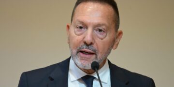 Προϊόν AI βίντεο με Στουρνάρα να μιλάει για επενδυτικά κέρδη – Προειδοποίηση από την ΤτΕ για το «μαϊμού» βίντεο