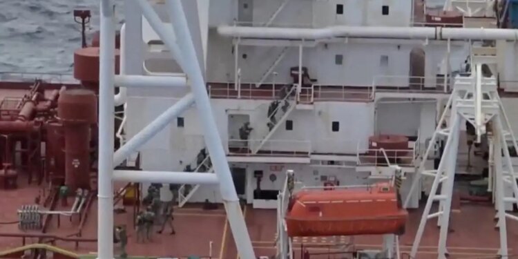 Ρεσάλτο των ΗΠΑ σε τάνκερ στον Ινδικό Ωκεανό - Υποψίες ότι συνδέεται με Ιράν και Ρωσία