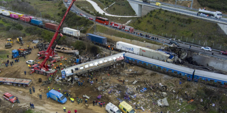 «Παγώνουν» οι εκταφές θυμάτων των Τεμπών – Εξώδικα και προσφυγές από συγγενείς