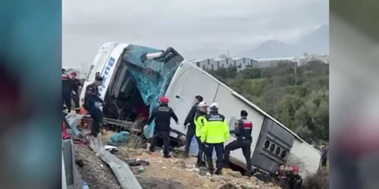 Τουρκία: Τροχαίο με 8 νεκρούς και 26 τραυματίες στην Αττάλεια - Οι πρώτες εικόνες από το σημείο