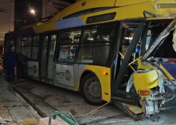 Τρόλεϊ έπεσε σε πολυκατοικία στα Πετράλωνα – Ελαφρύς τραυματισμός του οδηγού