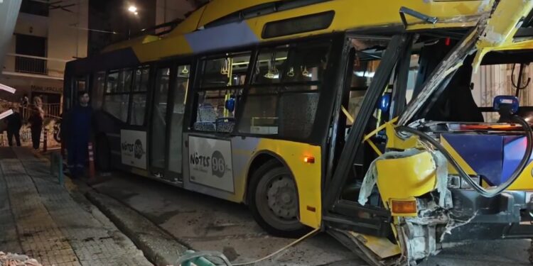 Τρόλεϊ έπεσε σε πολυκατοικία στα Πετράλωνα – Ελαφρύς τραυματισμός του οδηγού