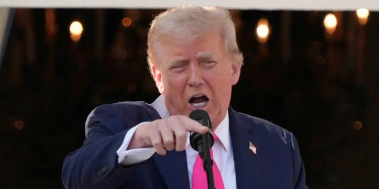 Ο Τραμπ ελπίζει σε συμφωνία με το Ιράν αλλά και απειλεί: Έχουμε εκεί τα ισχυρότερα πλοία στον κόσμο