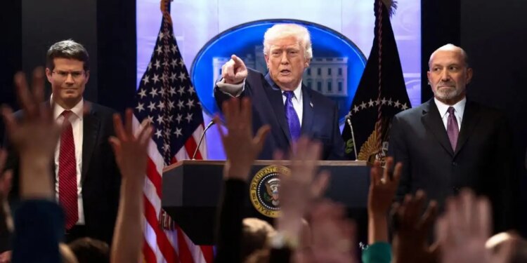 Ο Ντόναλντ Τραμπ ανεβάζει στο 15% τον παγκόσμιο δασμό στα εισαγόμενα προϊόντα