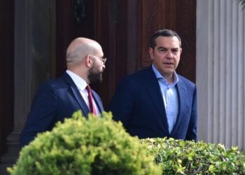 Μετωπική σύγκρουση Τσίπρα – Στουρνάρα: Οι κατηγορίες για «διαμελισμό της αλήθειας» και πολιτική μεροληψία