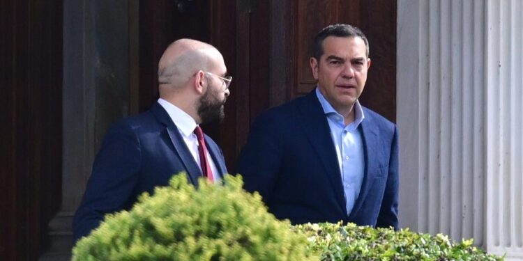 Μετωπική σύγκρουση Τσίπρα – Στουρνάρα: Οι κατηγορίες για «διαμελισμό της αλήθειας» και πολιτική μεροληψία