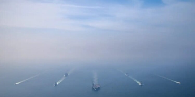 Ιράν: Ο Αλί Χαμενεΐ απειλεί ότι το αμερικανικό αεροπλανοφόρο USS Abraham Lincoln μπορεί να βυθιστεί