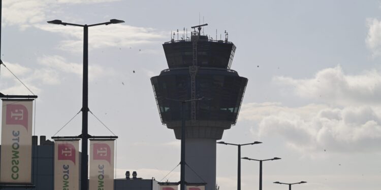 Ελεγκτές Εναέριας Κυκλοφορίας: Στο ίδιο έργο θεατές και σήμερα - Με ένα μόνο ραντάρ η Προσέγγιση Αθηνών αντί για τρία - ertnews.gr