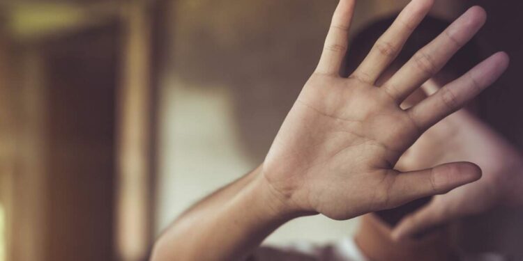 Τρεις συλλήψεις για βιασμό και πορνογραφία σε βάρος 17χρονου στη Νίκαια – Μεταξύ αυτών και μια 15χρονη