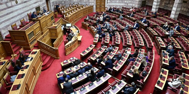 Βουλή: Eπετειακή αναφορά στη μνήμη των θυμάτων των Τεμπών και τήρηση ενός λεπτού σιγής