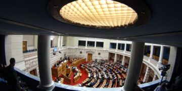 Κατατέθηκε στη Βουλή το νομοσχέδιο για την επιστολική ψήφο και την εκλογική περιφέρεια Απόδημου Ελληνισμού