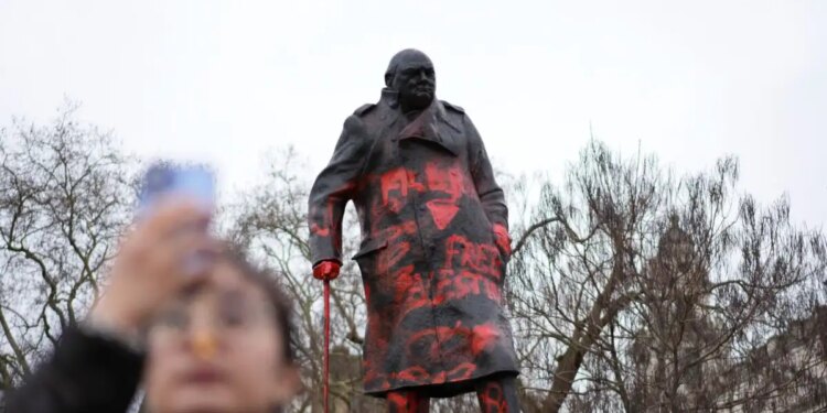 Βανδάλισαν άγαλμα του Γουίνστον Τσόρτσιλ στο Λονδίνο γράφοντας «Σιωνιστής εγκληματίας πολέμου»