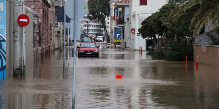 Προβλήματα από την κακοκαιρία σε μεγάλο μέρος της χώρας - Κατολισθήσεις και καταστροφές σε δρόμους σε Πρέβεζα, Τζουμέρκα, Κέρκυρα, Τρίπολη, Χίο - ertnews.gr