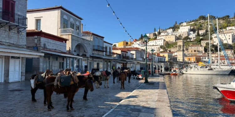 Αποστολή στην Ύδρα: Το newsit.gr στα γυρίσματα της ταινίας με τον Μπραντ Πιτ