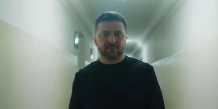 Ο Ζελένσκι μιλάει πρώτη φορά μέσα από το προεδρικό καταφύγιο και χλευάζει τον Πούτιν 4 χρόνια μετά την εισβολή στην Ουκρανία