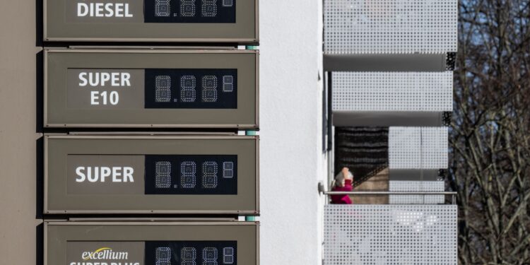 Bloomberg: Η Σαουδική Αραβία προσφέρει πετρέλαιο στη spot αγορά, καθώς ο πόλεμος διαταράσσει τις συμβατικές ροές