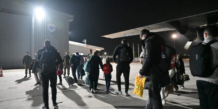 Φωτογραφίες του επαναπατρισμού των Ελλήνων με αεροσκάφος C-130 της Πολεμικής Αεροπορίας από Κατάρ, Κουβέιτ και Μπαχρέιν - ertnews.gr