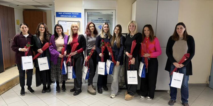 Ένα κόκκινο τριαντάφυλλο για τις γυναίκες της Ελληνικής Αστυνομίας