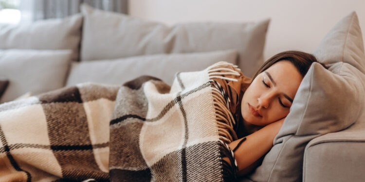 Γιατί δεν πρέπει να σας παίρνει ο ύπνος στον καναπέ