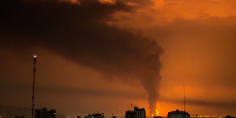 «Μαύρη βροχή» πάνω από την Τεχεράνη: Σοβαροί κίνδυνοι από τον τοξικό καπνό μετά τα πλήγματα σε πετρελαϊκές εγκαταστάσεις