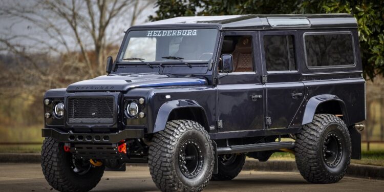 Αυτό το Defender βρέθηκε από τα αλώνια στα… σαλόνια