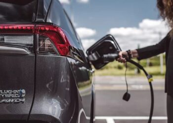 Τριπλάσια από το κανονικό η κατανάλωση των plug-in υβριδικών!