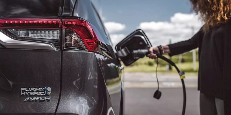 Τριπλάσια από το κανονικό η κατανάλωση των plug-in υβριδικών!