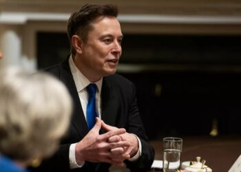 Πουλάει ο Ελον Μασκ