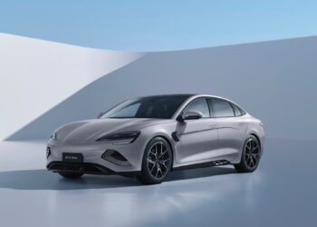 Η BYD αλλάζει το παιχνίδι της φόρτισης
