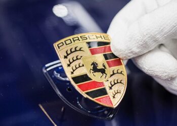 Οι δασμοί «γονατίζουν» την Porsche