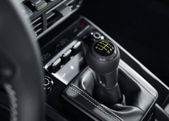 Η Porsche εξελίσσει ένα «υβριδικό» κιβώτιο