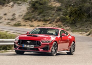 Η Ford Mustang παραμένει πιστή στο χειροκίνητο κιβώτιο