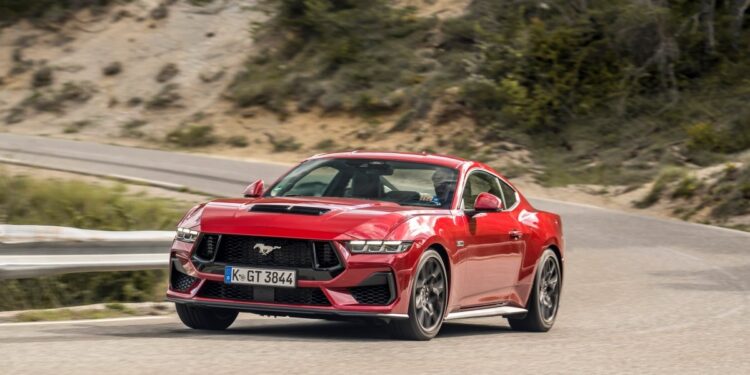 Η Ford Mustang παραμένει πιστή στο χειροκίνητο κιβώτιο