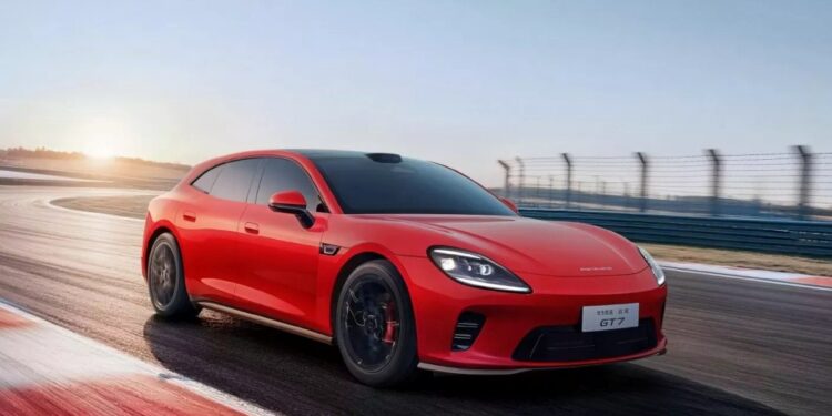 Οι Κινέζοι αντιγράφουν την Porsche Taycan Sport Turismo