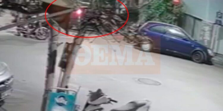 Μεθυσμένη οδηγός παίρνει σβάρνα 14 αυτοκίνητα στους Αμπελόκηπους (+video)