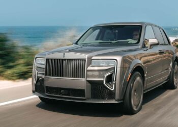 Τι τρέχει με το πίσω κάθισμα της Rolls-Royce Cullinan;