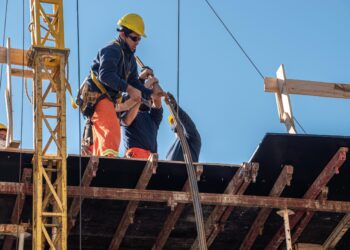 Πώς ωφελούνται οι εργαζόμενοι από τη νέα αύξηση στον κατώτατο μισθό – Τι αλλάζει στις τριετίες