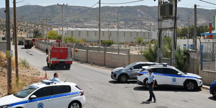 Aστυνομική επιχείρηση σε Ασπρόπυργο και Μάνδρα - 9 συλλήψεις για ρευματοκλοπές και όπλα - ertnews.gr