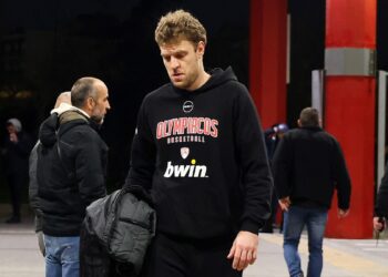 Ο Ολυμπιακός φεύγει για Γαλλία με Βεζένκοφ και Μόρις, αλλά χωρίς Γουόκαπ και Λαρεντζάκη - www.ertsports.gr