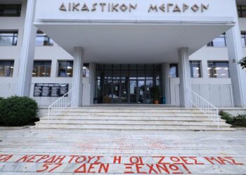 Δίκη για τα χαμένα βίντεο: Αντιδράσεις συγγενών θυμάτων των Τεμπών στη διακοπή για τις 2 Απριλίου – Για «ντροπιαστική εικόνα» έκανε λόγο η Καρυστιανού