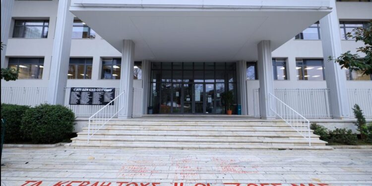 Δίκη για τα χαμένα βίντεο: Αντιδράσεις συγγενών θυμάτων των Τεμπών στη διακοπή για τις 2 Απριλίου – Για «ντροπιαστική εικόνα» έκανε λόγο η Καρυστιανού