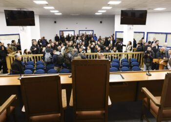 Τέμπη: Μετ' εμποδίων η δίκη - Ασφυκτικές συνθήκες και διαμαρτυρίες για την χωρητικότητα - ertnews.gr