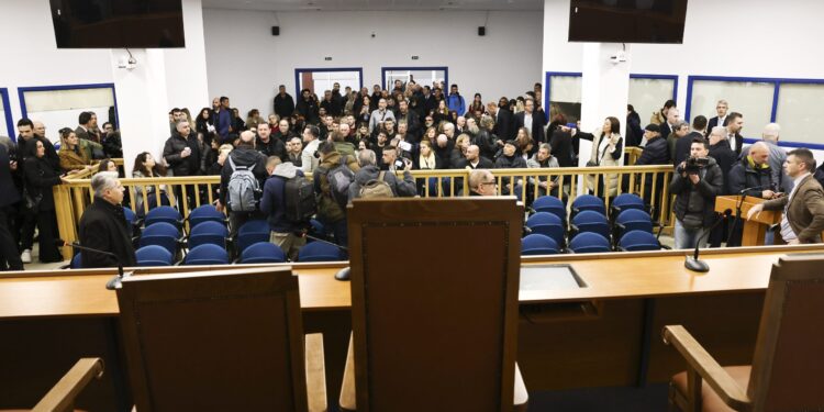 Τέμπη: Μετ' εμποδίων η δίκη - Ασφυκτικές συνθήκες και διαμαρτυρίες για την χωρητικότητα - ertnews.gr