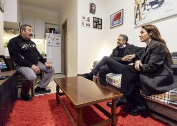 Επίσκεψη του Πρωθυπουργού σε ωφελούμενο προγραμμάτων για κοινωνική στέγη: «Να βοηθάμε τους ανθρώπους να ξανασταθούν στα πόδια τους» - ertnews.gr