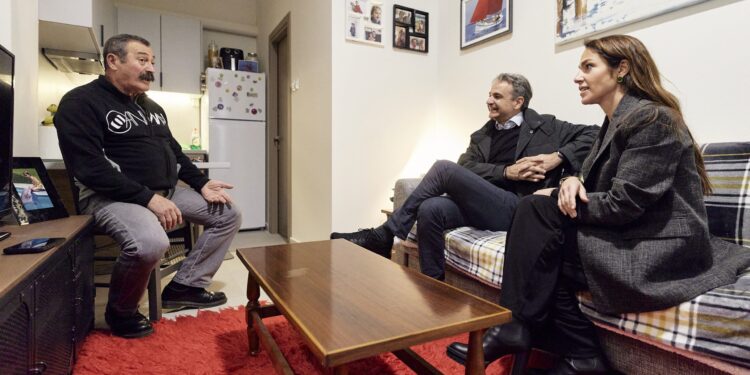 Επίσκεψη του Πρωθυπουργού σε ωφελούμενο προγραμμάτων για κοινωνική στέγη: «Να βοηθάμε τους ανθρώπους να ξανασταθούν στα πόδια τους» - ertnews.gr