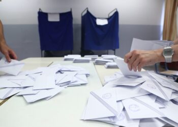 Άνοδος και διψήφια διαφορά της ΝΔ έναντι του ΠΑΣΟΚ σύμφωνα με δύο νέες δημοσκοπήσεις