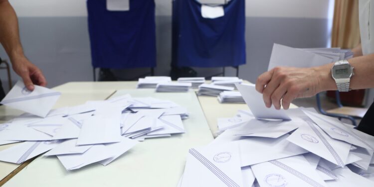 Άνοδος και διψήφια διαφορά της ΝΔ έναντι του ΠΑΣΟΚ σύμφωνα με δύο νέες δημοσκοπήσεις
