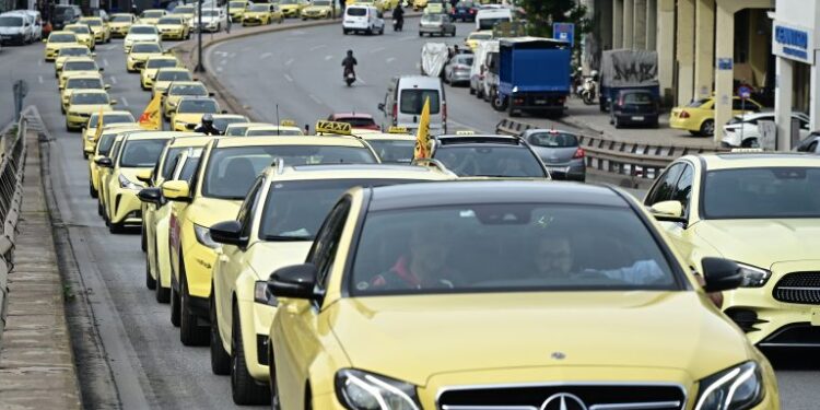 Προς πανελλαδική απεργιακή κινητοποίηση διαρκείας οι αυτοκινητιστές ταξί από αύριο Τρίτη