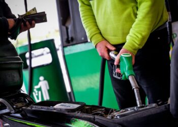 Ουρές στα πρατήρια καυσίμων και φόβοι για εκτίναξη της τιμής της βενζίνης