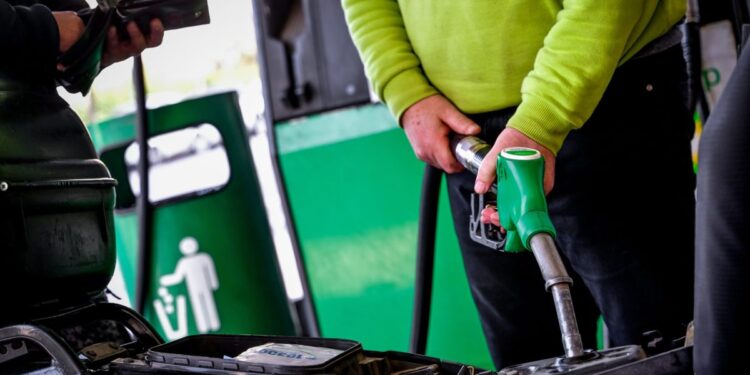 Ουρές στα πρατήρια καυσίμων και φόβοι για εκτίναξη της τιμής της βενζίνης